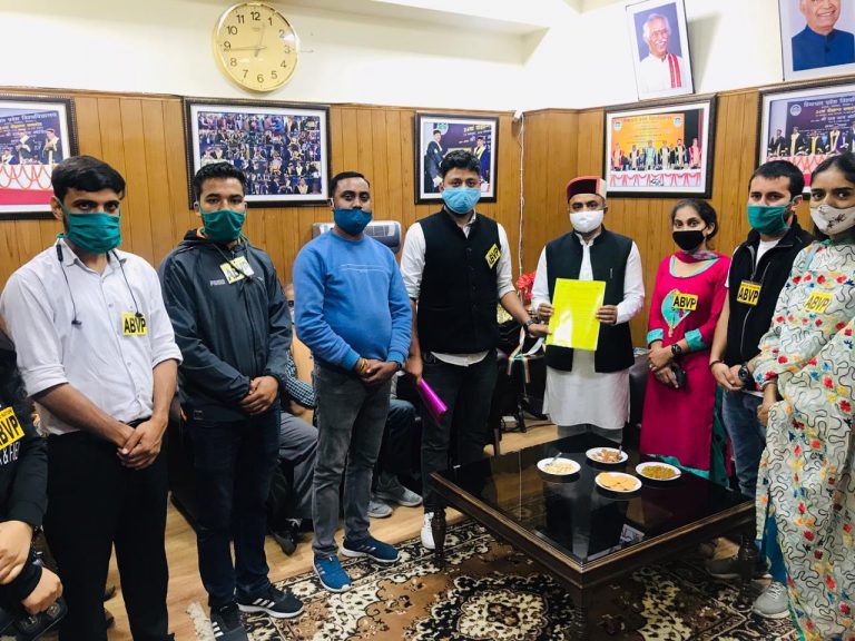 एबीवीपी ने मांगों के समर्थन में स्वास्थ्य मंत्री को सौंपा ज्ञापन