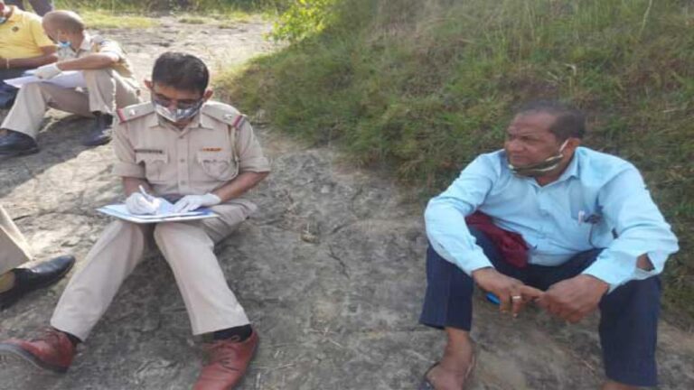 जाँच के लिए मौके पर पहुंची पुलिस