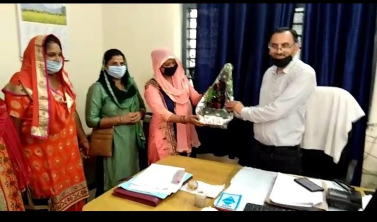 जयसिंहपुर में ख़राब सड़क से मिट्टी फांक रहे हैं लोगों ने काले फुल देकर जताया अपना रोष