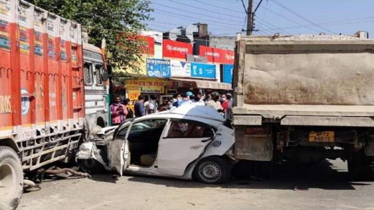 ट्रक और टिप्‍पर के बीच फंसकर चकनाचूर हुई कार,बाल-बाल बचे पांच लोग