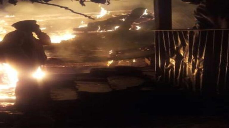 चिड़गांव में दोमंजिला मकान आग में जलकर राख , लाखों रुपये का नुकसान