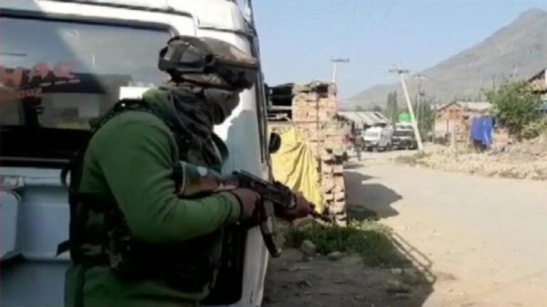 अनंतनाग एनकाउंटर: सुरक्षाबलों और आतंकियों में भारी गोलीबारी, लश्कर के दो आतंकी ढेर