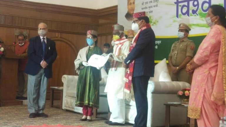 राजकीय आर्दश वरिष्ठ माध्यमिक पाठशाला काजा की प्रधानाचार्य डिकित डोलकर को मिला पुरस्कार