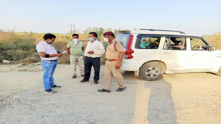 इन्दौरा उपमंडल के कन्दरोड़ी उद्योगिक क्षेत्र में सहायक क्षेत्रीय परिवहन अधिकारी रमन कुमार ने ओवरलोड वाहनों के चालान काटे । रमन कुमार ने इस सन्दर्भ में पत्रकारों से बातचीत करते हुए बताया कि पांच गाड़ियों के चालान काट 19000 रुपये जुर्माना वसूला गया है । उन्होंने बताया कि दो ट्रकों के ओवरलोड के चालान काटे हैं ।एक निजी जीप का भी सवारियां ढोने के लिए चालान काटा गया है। एक गाड़ी का ड्राइवर गाड़ी छोड़ भाग गया। उसके भी कागज हमने जपत कर लिये हैं। रमन कुमार ने बताया कि जो भी ओवरलोड भारीभरकम वाहन लेकर जाएगा और जिसके पास गाड़ी के कागजात पूरे नहीँ होंगे उन पर कानूनी कार्यवाही होगी।