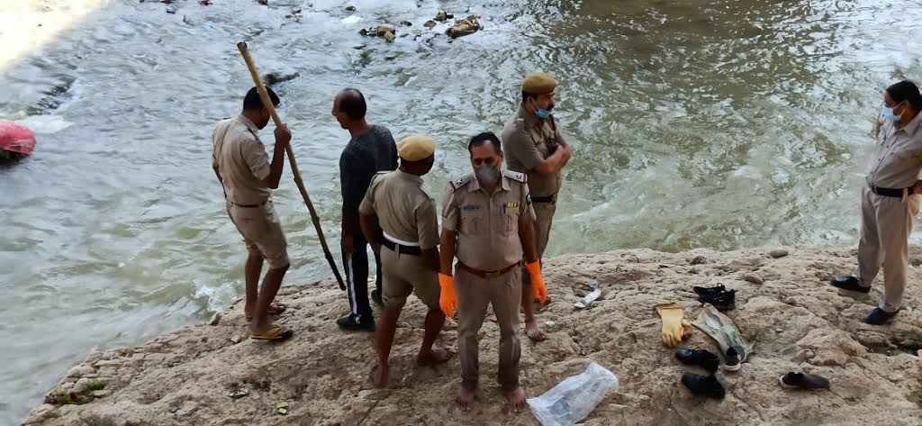 चक्की पुल के नीचे मिले दो शव