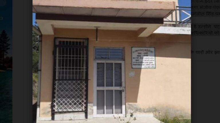 स्वास्थ्य उप केंद्र बधौनीघाट में पिछले दो वर्षों से ताला लटका है तथा इसके चारों ओर झाड़ियों का साम्राज्य है।