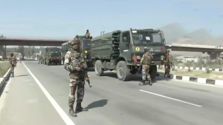 जम्मू-कश्मीर के पुलावामा स्थित पंपोर में आतंकियों ने सीआरपीएफ पर हमला