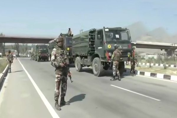 जम्मू-कश्मीर के पुलावामा स्थित पंपोर में आतंकियों ने सीआरपीएफ पर हमला