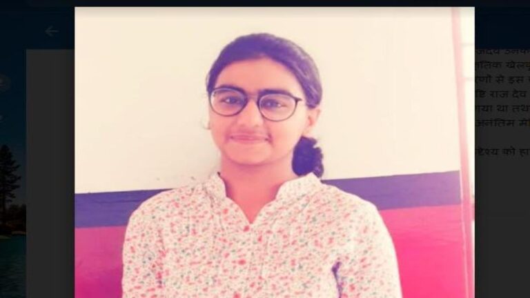 (सृष्टि राजदेव ने जमा दो की परीक्षा में 500 में 488 अंक लेकर प्रदेश में दसवें पायदान पर पहुंची