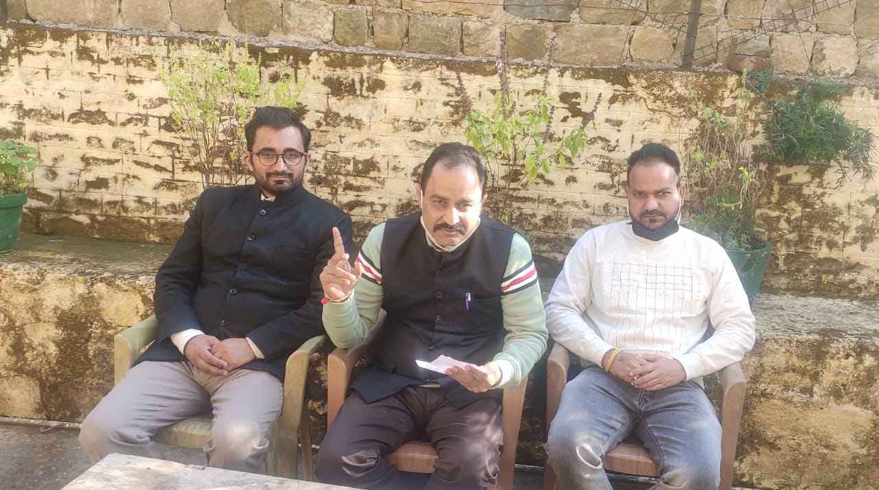 सामाजिक कार्यकर्ता बबलू पंडित के साथ अधिवक्ता राजेश कुमार परमार एवं युवा नेता प्रकाश