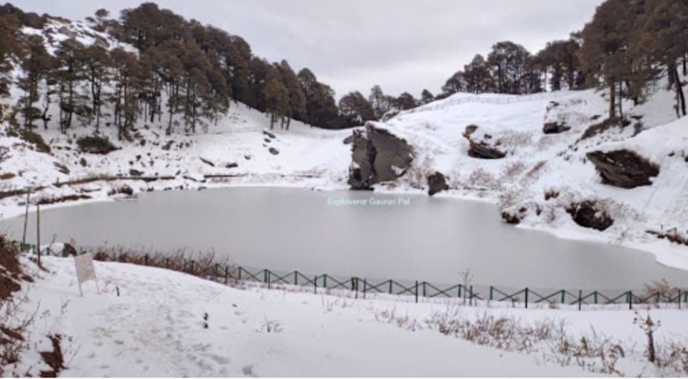 जलोड़ी दर्रा में बर्फ से ढकी खामोश वादियाँ बनी पर्यटकों के आकर्षण का केन्द्र*