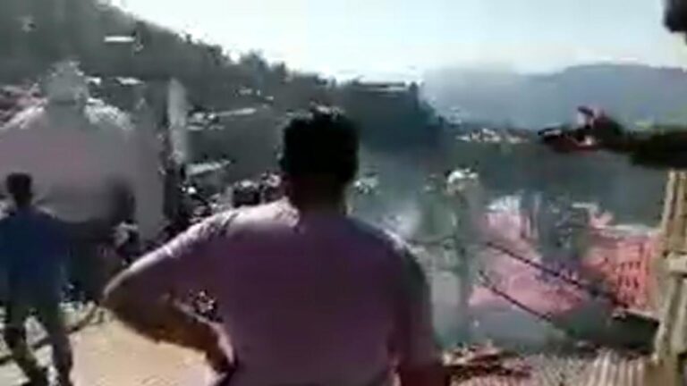 हिमाचल प्रदेश की राजधानी शिमला लोअर बाजार में आग लगने की घटना सामने आई है । मिली जानकारी मुताबिक शनिवार को लोअर बाजार में कुछ दुकानों में आग लग गई। हालांकि, आग लगने के कारणों का पता नहीं चल पाया है, लेकिन दमकल विभाग की गाड़ियां मौके पर पहुंची है और आग बुझाने कमा शुरू किया खबर लिखे जाने तक आग पर लगभग काबू पा लिया गया है। मिली जानकारी के अनुसार, शिमला के लोअर बाजार में मस्जिद के पास सब्जी मंडी है और यहां पर ठीक ऊपr अचानक आग लगी गई। बताया जा रहा है कि करीब दस बजे के करीब लोअर बाजार में एक कपड़े की दुकान के गोदाम में आग लगी है। आग से साथ की दुकानों को बचाने के प्रयास भी किया गया । इस आगजनी में अभी तक किसी जानी नुकसान की सूचना नहीं है लेकिन लाखों का नुक़सान हुआ है ।