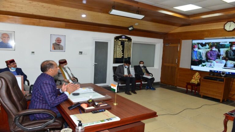 सीएम ने कुल्लू में स्थापित पूर्व पीएम अटल बिहारी वाजपेयी की अर्ध-प्रतिमा का किया अनावरण