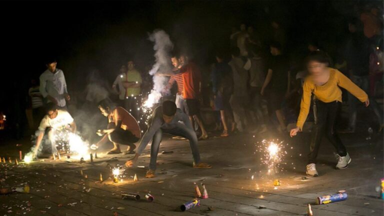 एनजीटी ने पटाखे जलाने से होने वाले प्रदूषण के मामलों की सुनवाई का दायरा एनसीआर से बढ़ाते हुए 18 राज्यों और केन्द्र शासित प्रदेशों तक बढ़ा दिया है. प्राधिकरण ने इन सबको नोटिस जारी किया है.