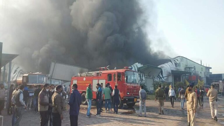 बद्दी में पंखे बनाने वाली फैक्ट्री में लगी भीषण आग