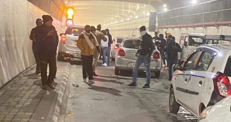 अटल टनल के भीतर वाहन खड़ी करने पर प्रतिबंध होने के बाद भी वीरबार को कुछ सिरफिरे सैलानियों ने सुरंग के भीतर वाहन रोककर नाच गाना शुरू कर दिया। इसके चलते स्थानीय वाहन चालक परेशान हो गए और कुछ देर तक सुरंग के भीतर जाम लग गया। कुछ लोगों ने पर्यटकों के इस कृत्य का वीडियो बनाकर सोशल मीडिया में वायरल कर दिया। जैसे ही पुलिस को इसकी खबर मिली त्वरित करवाई करते हुए सुरंग के अंदर गाड़ी रोक कर नाचने वाले पर्यटक वाहनों की शिनाख्त कर कब्जे में ले लिया गया ।पुलिस अधीक्षक गौरव सिंह ने बताया कि कानून का उल्लंघन करने वालों पर शिकंजा कसा जा रहा है। सभी आरोपियों के खिलाफ मुकदमा दायर करके इन्हें गिरफ्तार किया जा रहा है साथ ही अन्य गाड़ियों के टूरिस्ट जो वहां ऐसी हरकत कर रहे थे उनको भी पूछताछ करके कानूनी कार्रवाई की जा रही है।