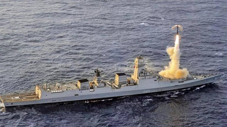 ब्रह्मोस सुपरसोनिक क्रूज मिसाइल 300 किमी की स्ट्राइक रेंज के साथ भारतीय नौसेना के आईएनएस रणविजय से लॉन्च की गई