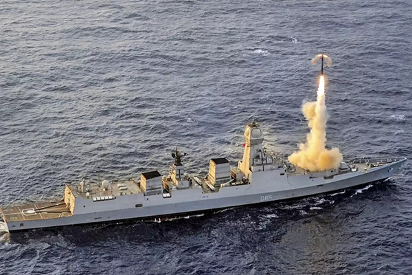 ब्रह्मोस सुपरसोनिक क्रूज मिसाइल 300 किमी की स्ट्राइक रेंज के साथ भारतीय नौसेना के आईएनएस रणविजय से लॉन्च की गई