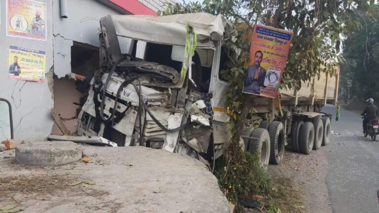 आधी रात को तेज रफ्तार ट्राला घर में घुसा, बल बल बची परिवार को जान
