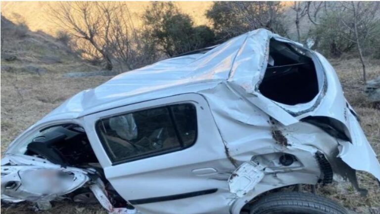 कुल्लू: अनियंत्रित होकर सड़क से नीचे लुढ़की कार,पुलिस जवान की मौके पर ही मौत