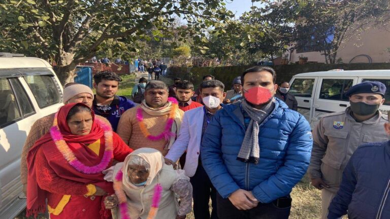 स्वतंत्रता सेनानीयों के परिजनो को किया सम्मानित।