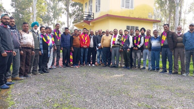 फोटो :हिमाचल प्रदेश राज्य विद्युत कर्मचारी यूनियन यूनिट रैहन के नवनिर्वाचित पदाधिकारी यूनियन राज्य वरिष्ठ उपाध्यक्ष पवन मोहल व अन्य सदस्य सामूहिक रूप में