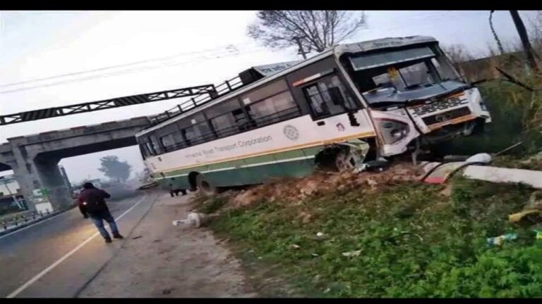 दिल्ली से बैजनाथ जा रही HRTC बस हुई हादसे का शिकार,सवारियां सुरक्षित