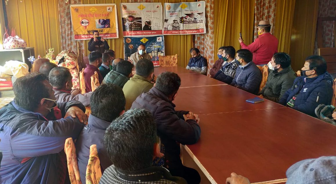 आरटीओ शिमला ने मोटर वाहन अधिनियम और नियमों की दी ट्रांसपोर्टरों को जानकारी।