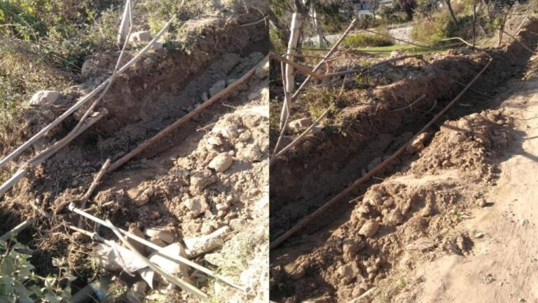 धुलारा- द्रमनाला सड़क पर जेसीबी से उखाड़ी पानी की पाइप, पानी को तरसे 200 परिवार