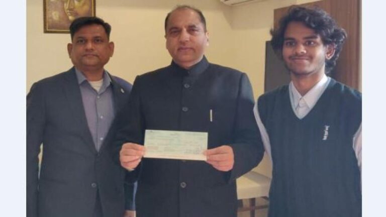 शान फुलझेले ने मुख्यमंत्री को 1.71 लाख रुपये का चेक भेंट किया