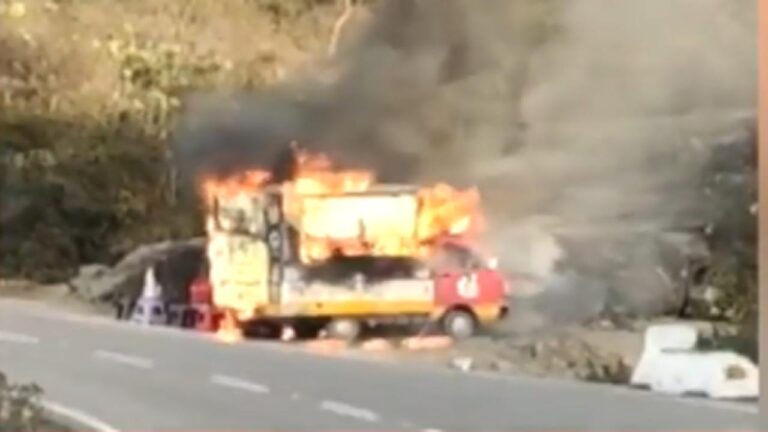रानीताल-देहरा NH पर फास्ट फूड वैन में लगी आग, देखें वीडियो