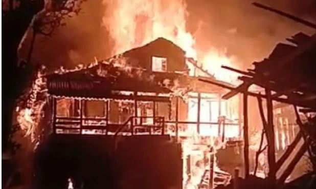 मझाण में आग लगने से 13 कमरों को एक ढाई