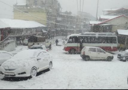 बर्फ से लकदक हुई हिमाचल की वादियां, झूम उठे सैलानी, पर्यटन को मिलेगी रफ्तार