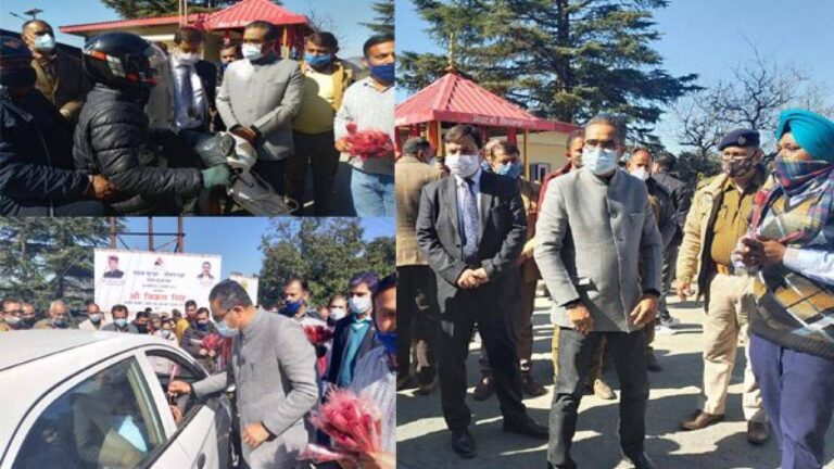 सड़क सुरक्षा सप्ताहः परिवहन मंत्री विक्रम सिंह ने चालकों बांटे गुलाब के फूल