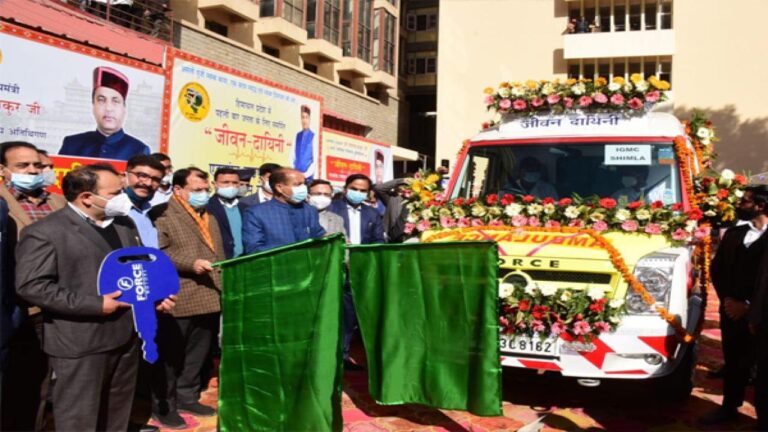 छः चिकित्सा महाविद्यालयो के लिए मुख्यमंत्री ने समर्पित कीं एम्बूलेंस