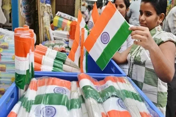 लोगों से प्लास्टिक के राष्ट्रीय ध्वज का उपयोग नहीं करने का आग्रह