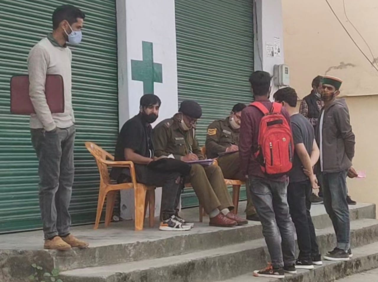 मंडी में एयरपोर्ट भर्ती के नाम पर फर्जीवाड़े का खुलासा होने पर पहुंची पुलिस