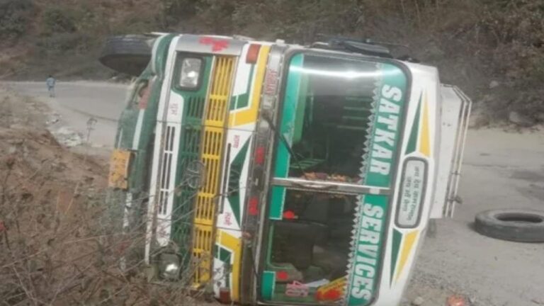 मंडी: अनियंत्रित होकर सड़क पर पलटी निजी बस, कई घायल