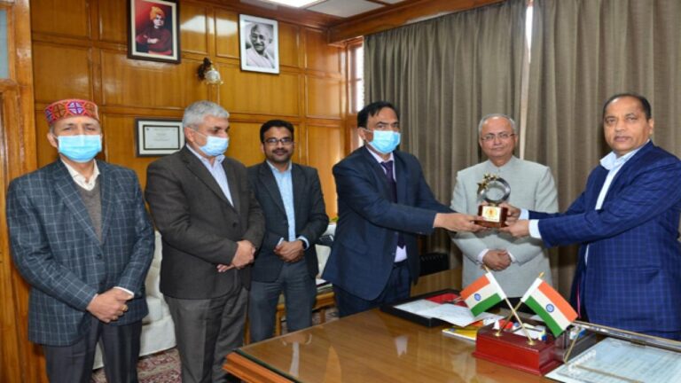 तपेदिक उन्मूलन के लिए प्रदेश को मिला पुरस्कार,मुख्य सचिव और स्वास्थ्य सचिव सीएम को किया भेंट