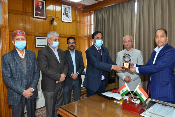 तपेदिक उन्मूलन के लिए प्रदेश को मिला पुरस्कार,मुख्य सचिव और स्वास्थ्य सचिव सीएम को किया भेंट