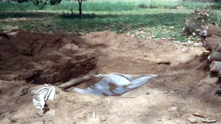 कब्र से खोद कर निकाला शव, हत्या की आशंका…..