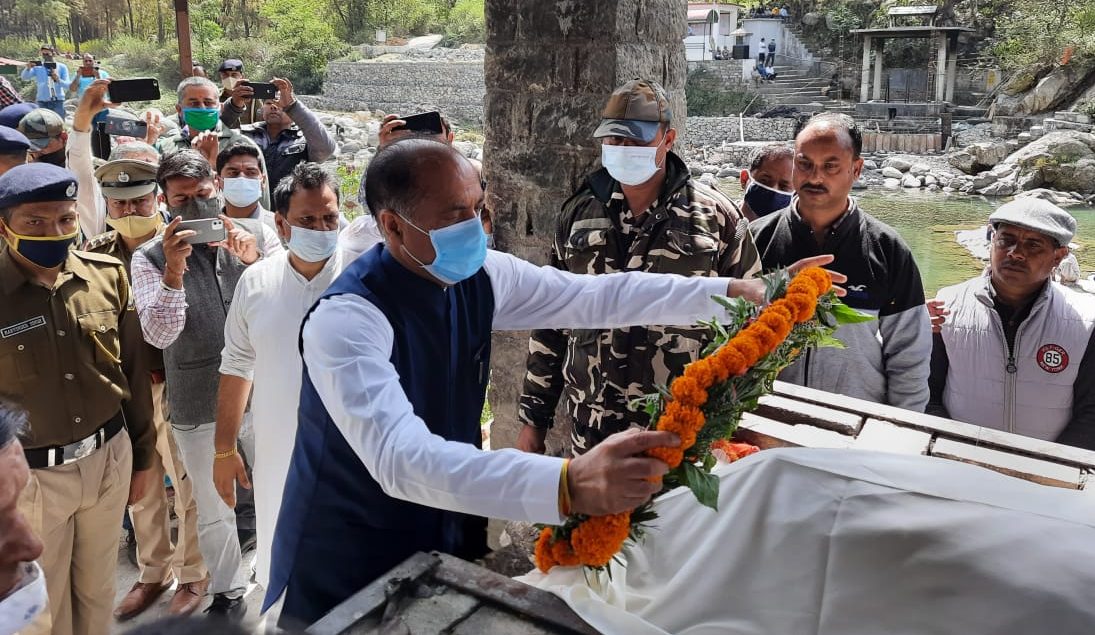 सांसद राम स्वरूप शर्मा की अन्तिम यात्रा में शामिल हुए मुख्यमंत्री