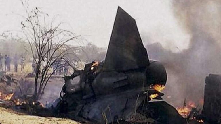 भारतीय वायुसेना का एक मिग -21 बाइसन विमान आज सुबह क्रैश हो गया. बताया जा रहा है कि ग्वालियर एयरबेस पर प्रशिक्षण के लिए रवाना होते समय लड़ाकू विमान दुर...