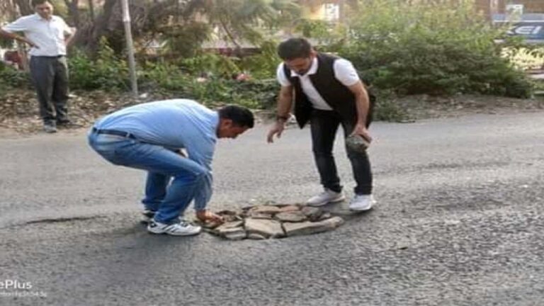 परवाणू कसौली सड़क की हालत खस्ता, समाजसेवियों ने निभाई गड्ढे को भरने की जिम्मेदारी