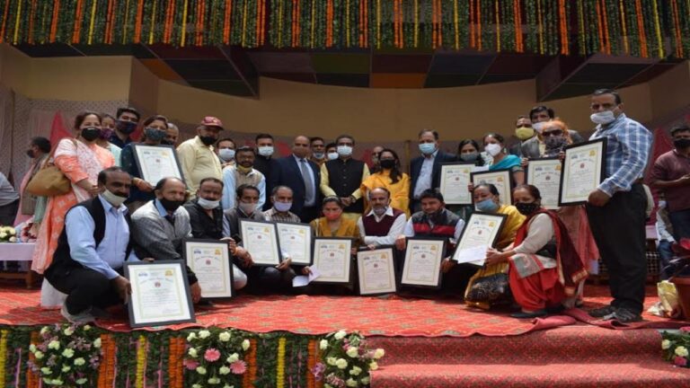 बिक्रम सिंह ठाकुर ने अनुकरणीय सेवाओं के लिए किया सम्मानित