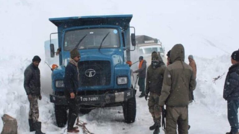 पुलिस व बीआरओ जवानों ने बारालाचा दर्रे में 12 दिन से फंसे 747 यात्रियों को किया रेस्क्यू