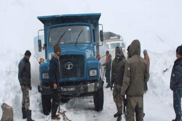 पुलिस व बीआरओ जवानों ने बारालाचा दर्रे में 12 दिन से फंसे 747 यात्रियों को किया रेस्क्यू
