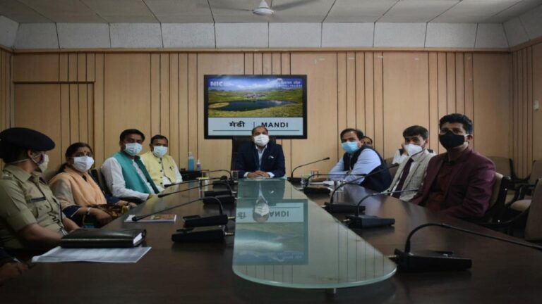 मुख्यमंत्री ने मंडी व कुल्लू जिलों की कोविड-19 स्थिति की समीक्षा की