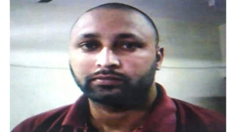 पुलिस को चकमा देकर फरार हो गया हत्या का आरोपी,पकड़ने में करे पुलिस की मदद