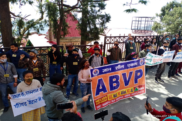 छतीसगढ़ नक्सली हमले के विरोध में शिमला ने ABVP का धरना प्रदर्शन